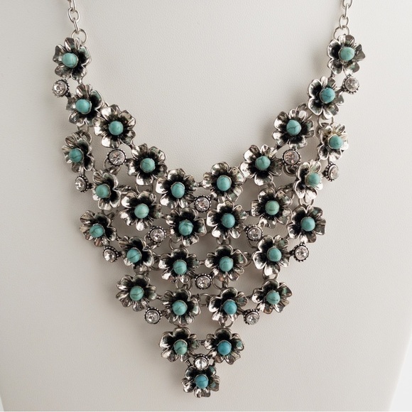 Green Dyed Howlite Stone Pendant Bib Necklace Floral Ornate Design Silver Tone - Picture 4 of 13